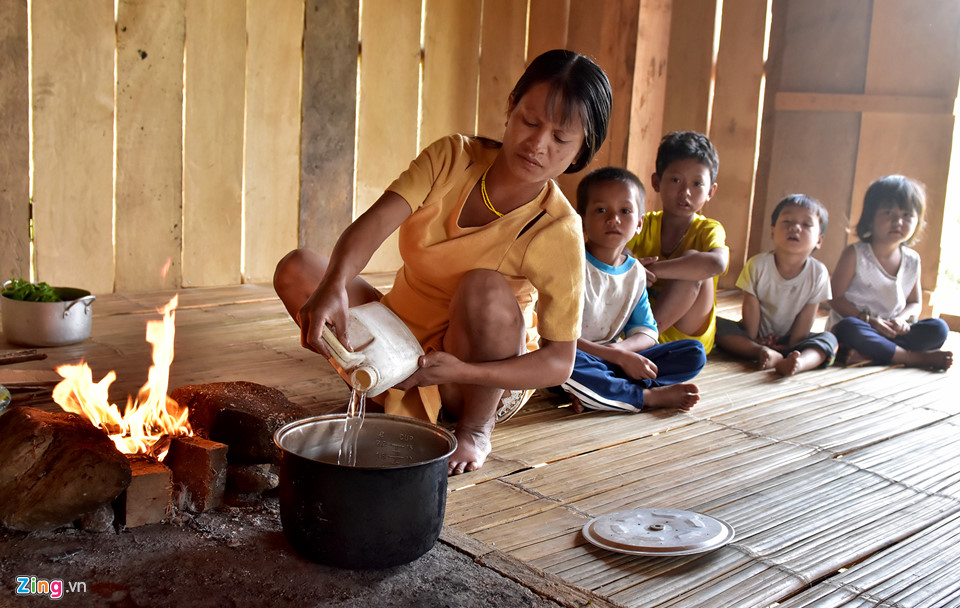 Tảo hôn, người phụ nữ 30 tuổi chuẩn bị vượt cạn lần thứ 6